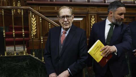 Ramn Tamames y Santiago Abascal en la mocin de censura contra Pedro Snchez