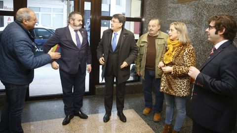 De izquierda a derecha, el portavoz local del PP, el anterior delegado de la Xunta en Lugo, el director de Xustiza, un concejal viveirense no adscrito, la alcaldesa Mara Loureiro y el juez decano, Pablo Moz, el pasado diciembre, en los juzgados
