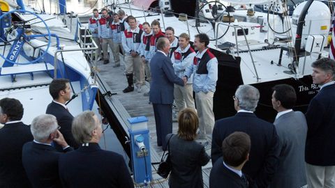 El rey Juan Carlos I saluda a los tripulantes de la Volvo Ocean Race en el puerto deportivo de Sanxenxo en el 2005