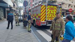 Los bomberos de Ourense, al terminar su intervencin en el incendio de un piso en la avenida de la Habana de la ciudad.