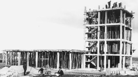 Construccin del edificio de la terminal de Alvedro en abril de 1962