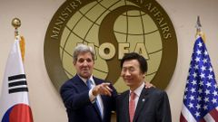 John Kerry y el ministro de Exteriores surcoreano Yun Byung-Se escenifican las buenas relaciones entre ambos pases