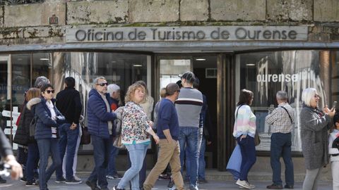 Visitantes ante la oficina de turismo de Ourense