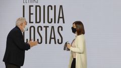 A escritora Ledicia Costas recibe o seu premio de mans do presidente do Parlamento galego, Miguel Santalices