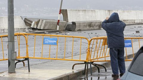 El oleaje provocado por la borrasca Nelson se lleva por delante parte del espigón del puerto de Aguete, en Marín