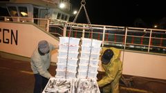 Puertos como Burela, en la imagen, Celeiro, A Corua, Ribeira o Vigo continan abasteciendo de pescado fresco a mercados de distintas localidades espaolas
