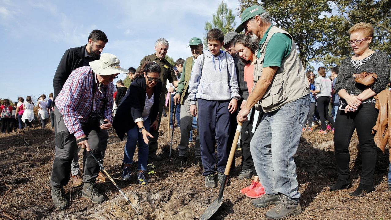 Miembros del comit cientfico en una reforestacin por el 20 aniversario de Voz Natura 