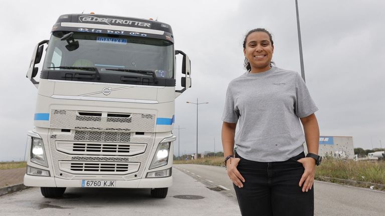 Mujer, extranjera y camionera: «Sufrí un secuestro exprés en mi país y desde entonces valoro la tranquilidad en la vida y en el trabajo»