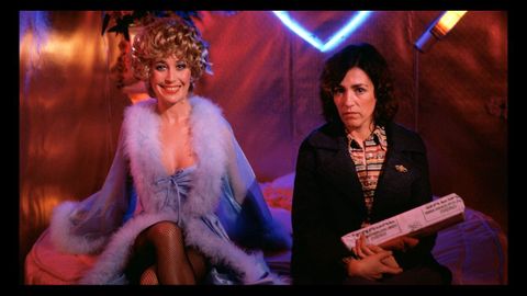 Las actrices Verónica Forqué y Carmen Maura, en una escena de la película de Almodóvar «¿Qué he hecho yo para merecer esto?», rodada en 1984