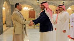 El líder hutí Mahdi al-Mashat saluda en Saná a los representantes saudíes
