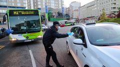 La Polica reparte mascarillas a pasajeros de bus y viandantes en Plaza de Amrica