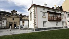 Esta casa seorial del siglo XIX restaurada en Viveiro con 3 apartamentos se vende por 525.000 euros