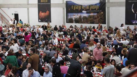 Las puertas se abrieron a las 1.415 horas pero fue necesario esperar casi una hora para que los más de 1.500 comensales fueran acomodándose tras encontrar su sitio.