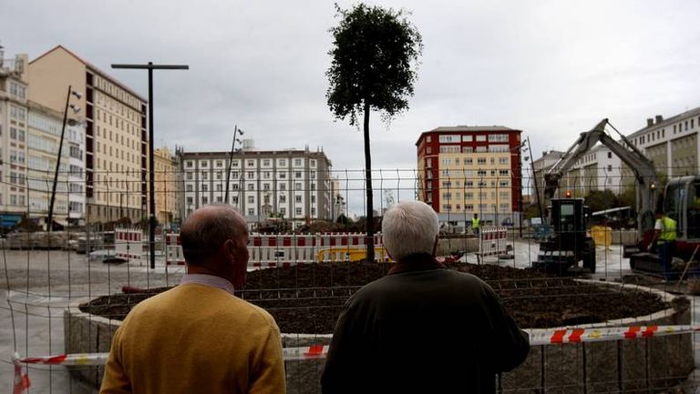 Los árboles comienzan a poblar la plaza de España en Ferrol