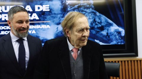 Santiago Abascal y Ramón Tamames, en el Congreso antes de dar una rueda de prensa sobre la moción de censura presentada por Vox
