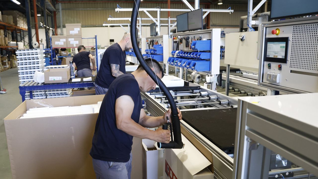 uxia.Planta de producci�n de Electromec�nicos Viveiro, en el pol�gono de Landrove.