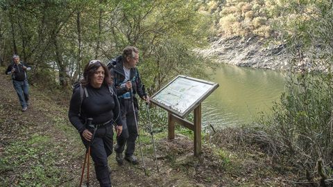 Un panel indicador de la ruta en la orilla del Sil