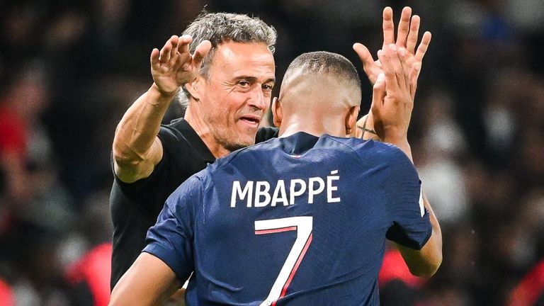 Kylian Mbappé con Luis Enrique durante un partido del PSG