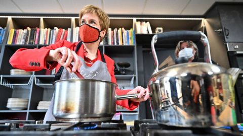 Nicola Sturgeon hizo este lunes campaa en una escuela de cocina