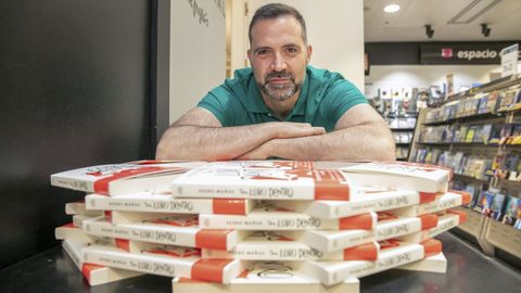 El escritor Pedro Mañas, con varios ejemplares de «Un lobo dentro»