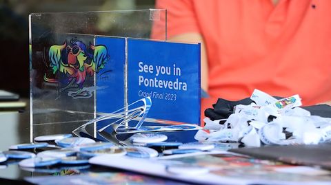 Más material promocional de Pontevedra en Abu Dabi, con la imagen del loro Ravachol.