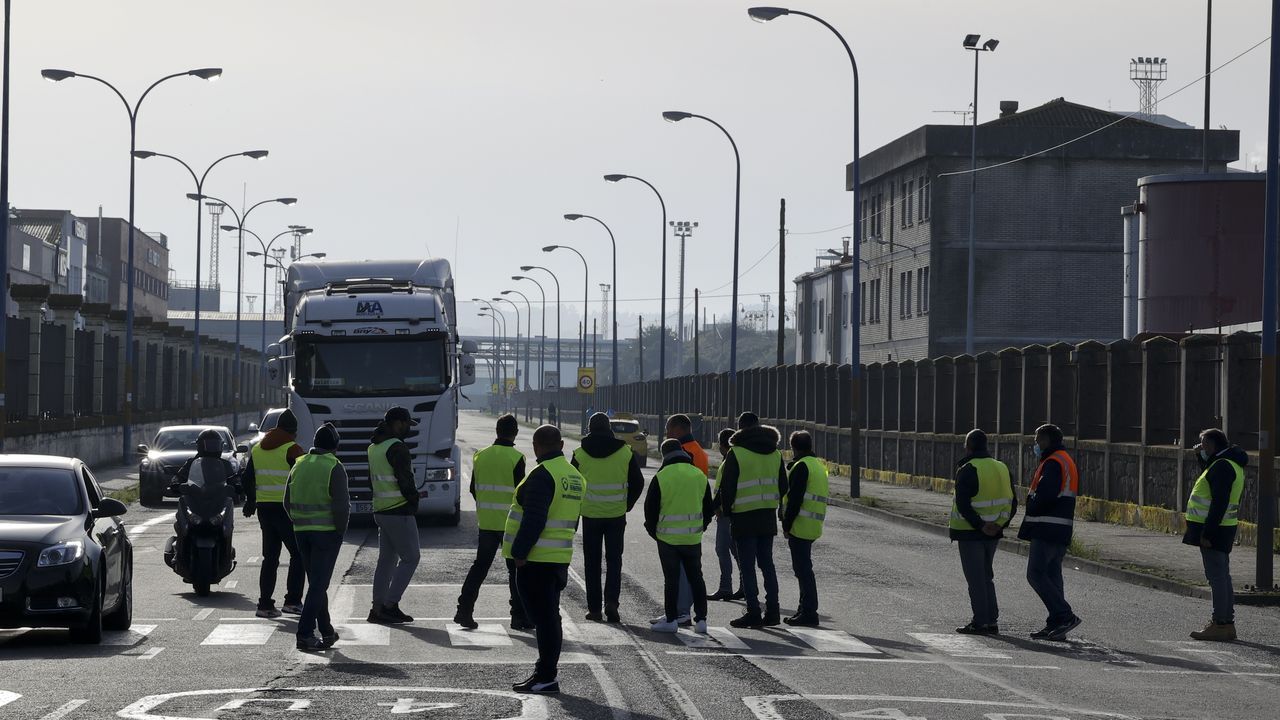 El peor desenlace para la lonja de A Coruña: el pescado a la basura por la huelga de transporte.En la lonja del Puerto de Celeiro se acumulaban este miércoles, en imagen, alrededor de 81.000 kilos de merluza a la que no han podido dar salida aún por la huelga del transporte