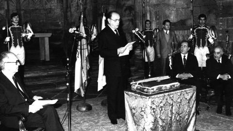 Fernández Albor leyendo el discurso durante el acto de juramento del cargo como nuevo presidente de la Xunta de Galicia en 1982