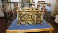 El arca de cristal de roca guardada en el Museo de Arte Sacro de Monforte perteneci a la coleccin artstica del conde Pedro Fernndez de Castro pero no fue puesta a la venta tras su muerte, al contrario de muchas otras piezas