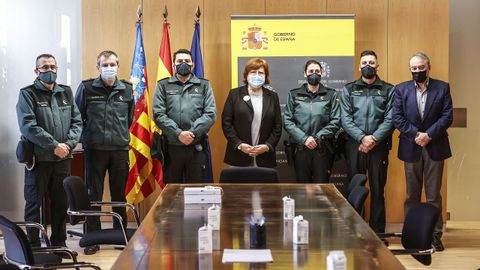 La delegada del Gobierno en la Comunidad Valenciana, Gloria Calero, junto a dos mandos y tres agentes de la Guardia Civil que intervinieron en el rescate de ancianos, entre ellos la gallega Coromoto Souto.