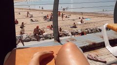 Una gijonesa toma el sol en la playa