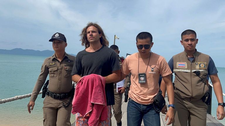 Daniel Sancho Bronchalo, hijo del actor Rodolfo Sancho, escoltado por la policía tailandesa