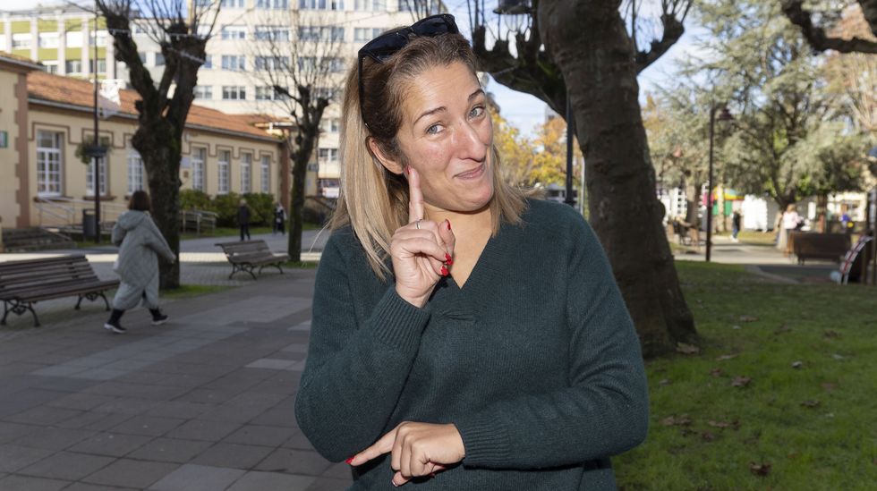 Dos trabajadores heridos al implosionar un silo de aceite de palma en el puerto de Vigo que dejó un vertido.Lupe Blanco regueifará hoxe en Camariñas