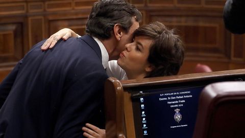 Soraya Senz de Santamara besa a Hernando. 