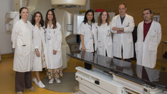 De izquierda a derecha, Ar�nzazu Iglesias, jefa del Servicio Oncolog�a Radioter�pica; Sonia Blanco, Inmaculada Romo, Isabel Jim�nez y Roc�o Mart�ne, facultativas de Oncolog�a Radioter�pica- Radiocirug�a; Pedro S�nchez, jefede Secci�n de Radiof�sica, y Diego Crelgo, facultativo de Radiof�sica- Radiocirug�a.