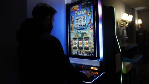 Imagen de archivo de una persona jugando en una mquina tragaperras.