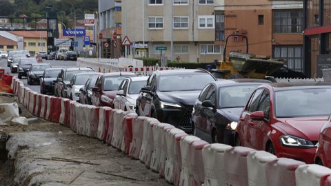 Atasco de entrada a A Coruña por las obras en el cruce del Sol y Mar.