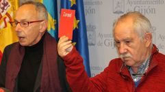 ngel Alonso y Miguel ngel San Miguel, que muestra la tarjeta contra la Seleccin israel