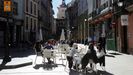 Clientes de un bar de Oviedo consumiendo en la terraza
