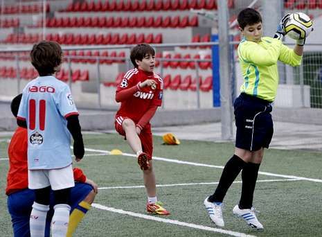 Las j�venes promesas del f�tbol local en un entrenamiento en el campo Luis Bodegas.