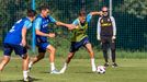 Paulino y Dani Calvo, con Cervera al fondo, durante un entrenamiento