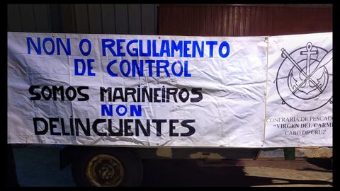 Pancarta en la cofrada de Cabo de Cruz contra el reglamento de control pesquero