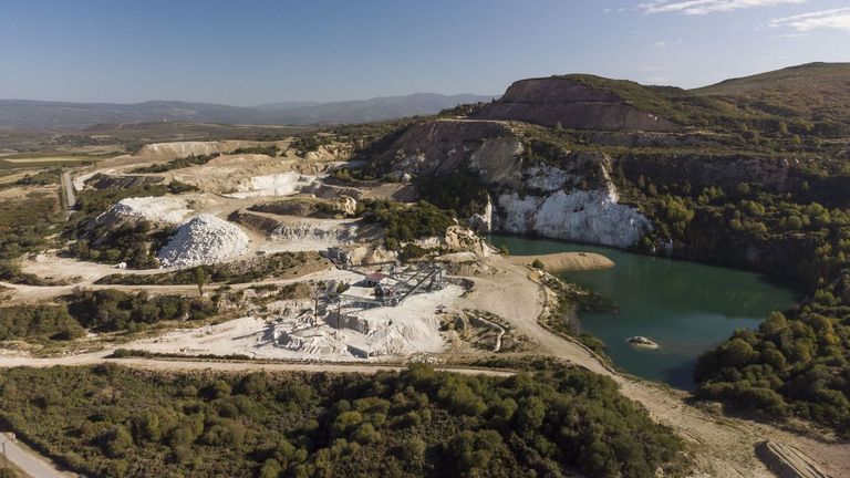 La mina de coltán gallega espera volver a operar parcialmente el año que viene