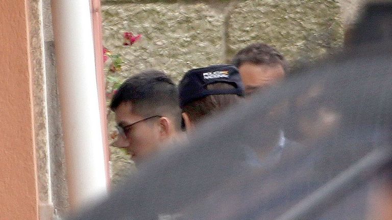El acusado, en el momento de acceder al interior de la vivienda en la que se cometió el crimen.