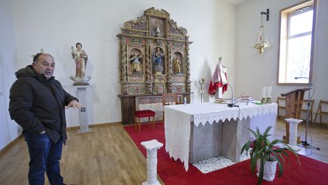 Ramn lvarez, el cura, junto al retablo trasladado desde la capilla de una parroquia