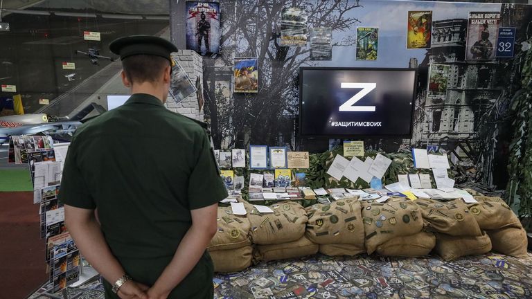 El Ejército ruso exhibe los trofeos de guerra ucranianos en la mayor feria militar del país.