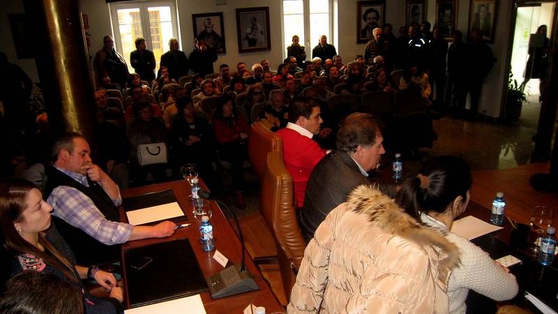El pleno de Sarria cont� con una numerosa asistencia de personas
