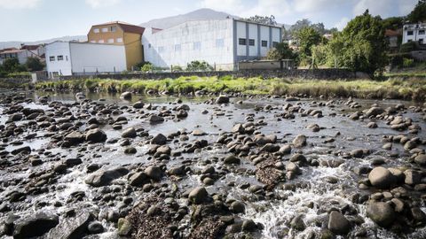 Zona de la desembocadura del ro Pedras en la que se aprecia la turbidez del agua por el arrastre de ceniza.