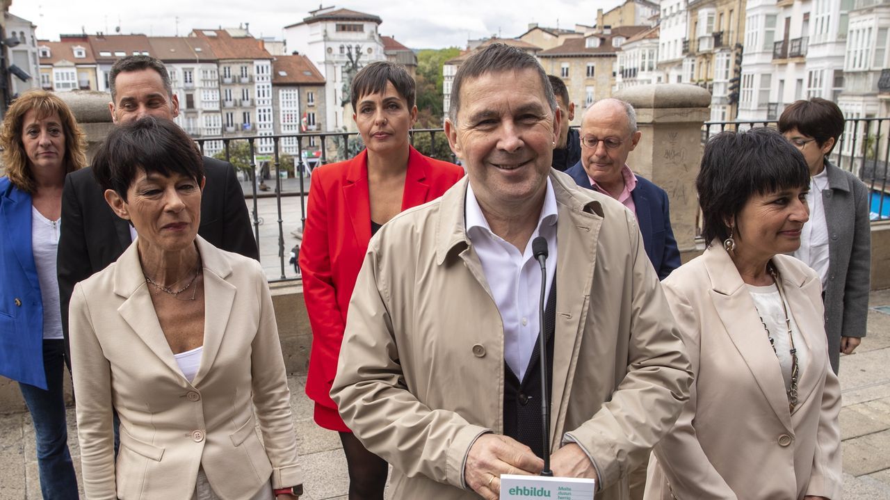 Arnaldo Otegi, lder de Bildu, con los candidatos de su formacin a las principales alcaldas vascas y a las tres diputaciones provinciales de su comunidad