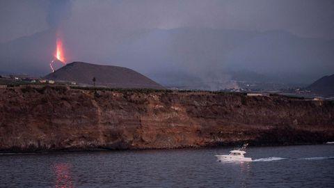 Una embarcacin de recreo junto al puerto de Tazacorte, en La Palma, ubicado en la costa donde se prev llegue la lava del volcn de Cumbre Vieja
