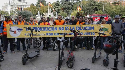 CONTRA LAS RESTRICCIONES. No todos esperan que se apruebe la regulacin de la DGT. En Madrid, grupos de usuarios se manifestaron contra las prohibiciones que prepara Trfico.